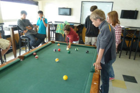 Студенты Academy by the Sea играют в бильярд