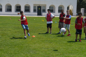 Студенты Academy by the Sea играют в футбол