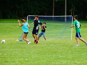 Студенты Boston School of Modern Languages играют в футбол