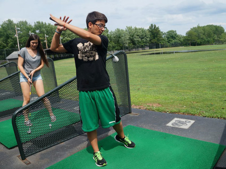 Студенты Boston School of Modern Languages играют в гольф