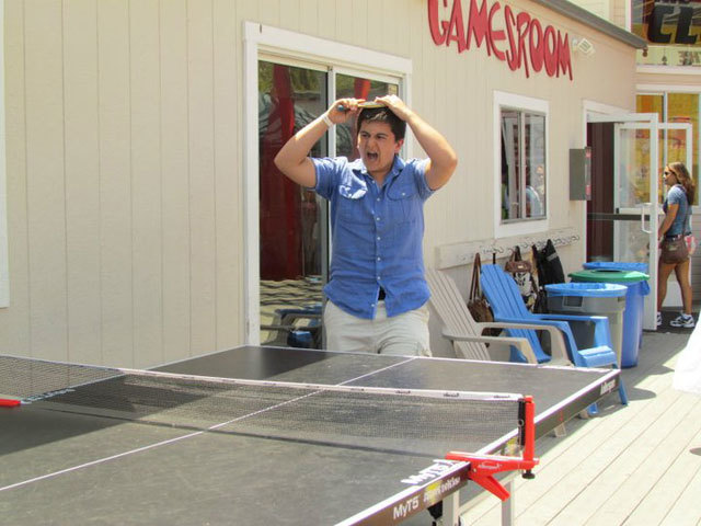 Студенты ELS Malibu играют в настольный теннис