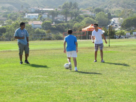 Студенты ELS Malibu играют в футбол