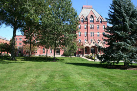 Здание Embassy Summer Dean College