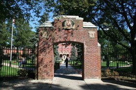 Главный вход Embassy Summer Dean College