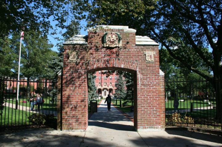 Главный вход Embassy Summer Dean College