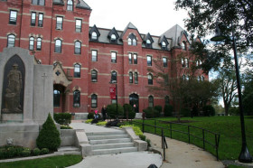 Здание Embassy Summer Dean College