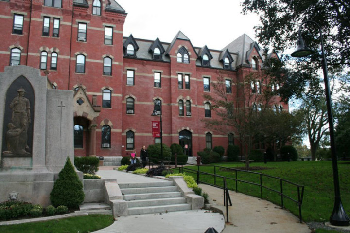 Здание Embassy Summer Dean College