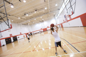 Студенты Embassy Summer Rutgers University играют в баскетбол