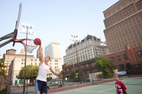 Студенты Embassy Summer Rutgers University играют в баскетбол