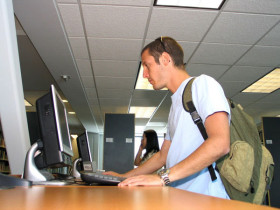 Студенты FLS Discover California в библиотеке