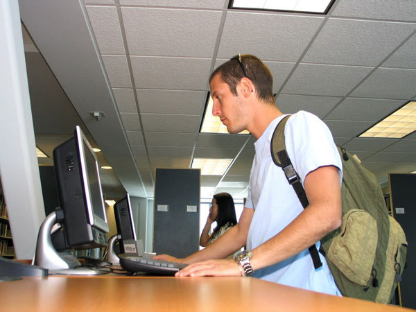 Студенты FLS Discover California в библиотеке