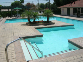 Бассейн в FLS Discover California