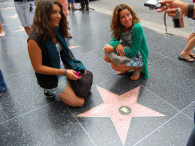 Студенты FLS Discover California на Аллее звезд