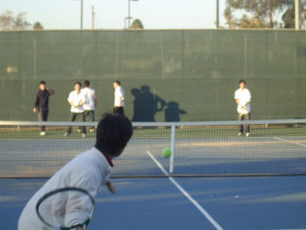 Студенты FLS Discover California играют в теннис