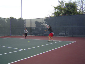 Студенты FLS Discover California играют в теннис