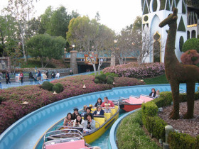 Студенты FLS Discover California в Диснейленде