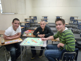 Студенты FLS Discover California играют в Монополию