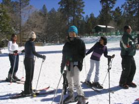 Студенты FLS Discover California катаются на лыжах