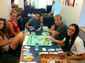 Студенты школы Julian Krinsky – University of Pennsylvania играют в Монополию