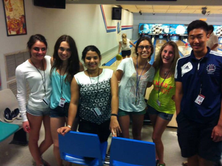 Студенты школы Julian Krinsky – University of Pennsylvania играют в боулинг