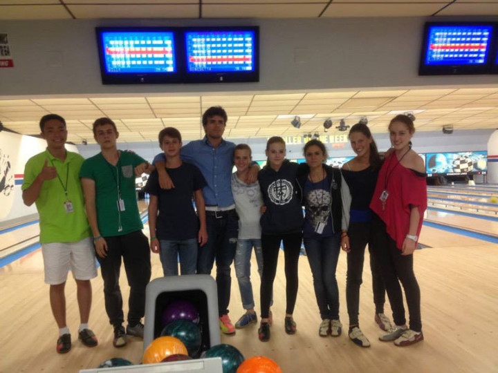 Студенты школы Julian Krinsky – University of Pennsylvania играют в боулинг