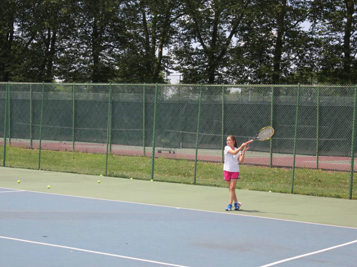 Студенты Julian Krinsky – Villanova University играют в теннис