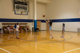 Студенты Mercersburg Summer играют в баскетбол