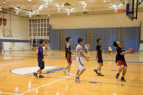 Студенты Mercersburg Summer играют в баскетбол