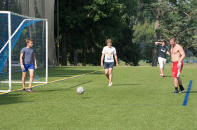 Студенты студентов Mercersburg Summer играют в футбол