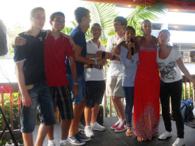 Студенты Rennert International Miami поют в караоке