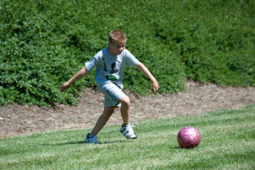 Студенты St. Giles International San Francisco Bay играют в футбол