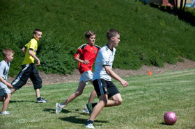 Студенты St. Giles International San Francisco Bay играют в футбол