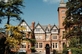 Здание Dean Close school