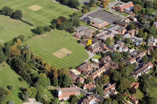 Территория Chigwell school