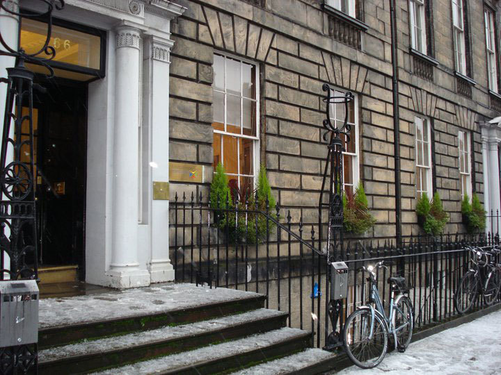 Здание школы Basil Paterson College