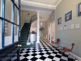 Холл в Basil Paterson College