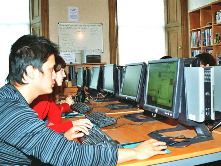 Студенты Basil Paterson College на занятиях