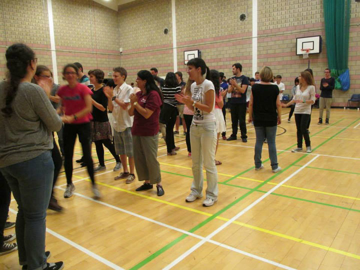 Студенты Basil Paterson College занимаются танцами