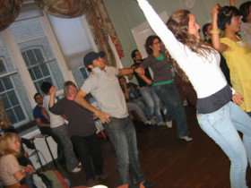 Студенты Basil Paterson College занимаются танцами