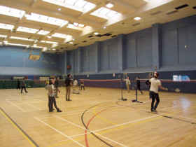Студенты English Language Centre Brighton играют в бадминтон в спортивном зале