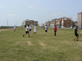 Студенты English Language Centre Brighton играют в футбол