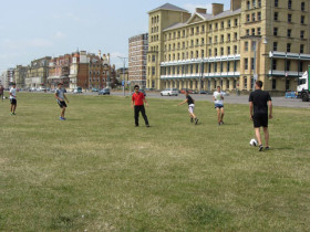 Студенты English Language Centre Brighton играют в футбол
