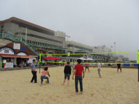 Студенты English Language Centre Brighton играют в волейбол на пляже