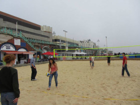 Студенты English Language Centre Brighton играют в волейбол на пляже