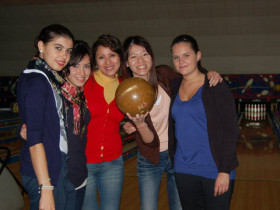 Студенты English Language Centre Brighton в боулинге