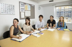 Студенты Frances King School of English на занятиях