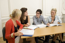 Студенты Frances King School of English на занятиях