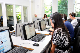 Студенты Frances King School of English на занятиях