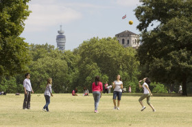 Студенты Frances King School of English играют в футбол