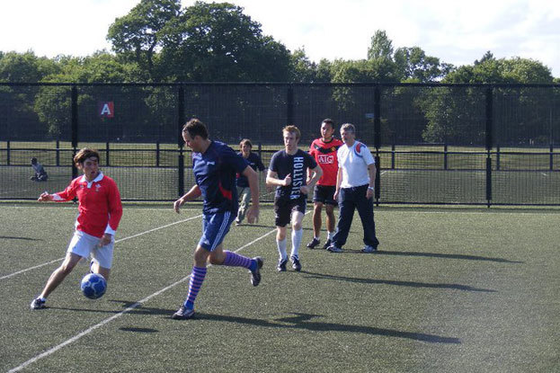 Студенты MLS International College играют в футбол